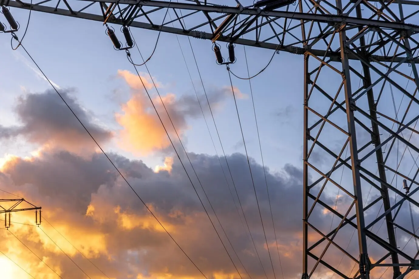 Energie eines Hochspannungsmasts bei Sonnenuntergang