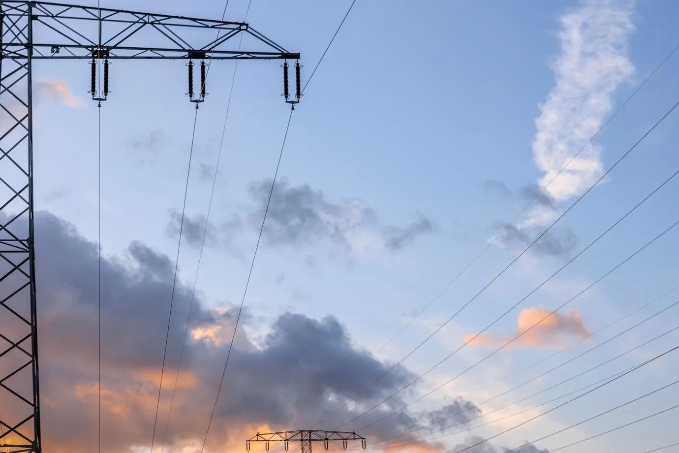 Wolken und Stromleitungen, Hochspannungsinfrastruktur und Elektrizität in der Natur.