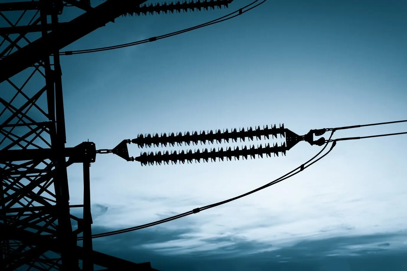 Elektrizität, Hochspannungsmast und Himmel