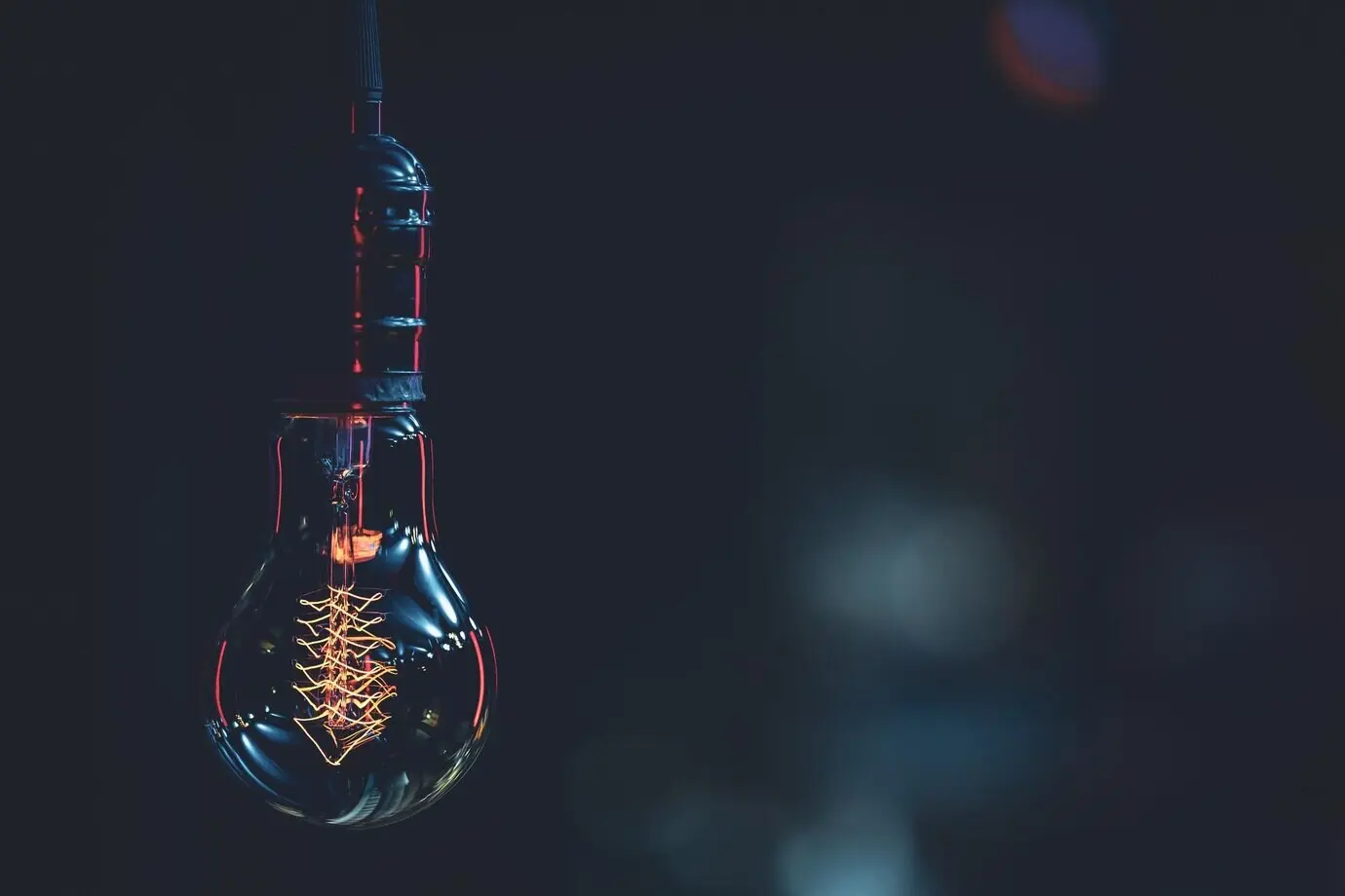 Nahaufnahme einer brennenden Lampe im Dunkeln mit Platz für Text.