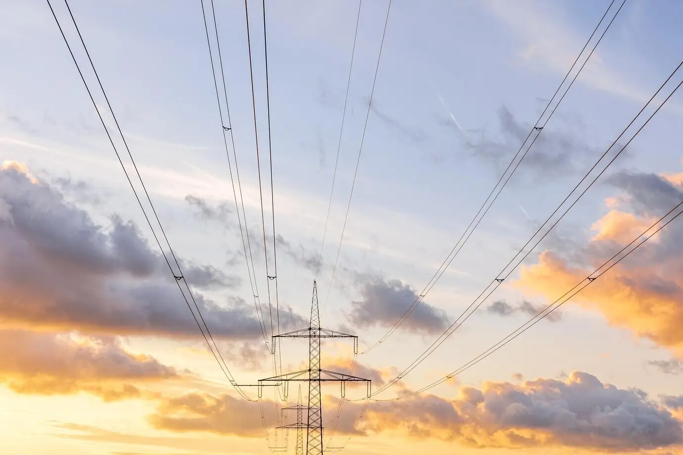 Hochspannungsleitungen und Himmel, saubere Energie, erneuerbare Technologie